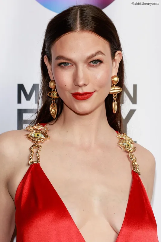 Karlie Kloss photo 8 of 303