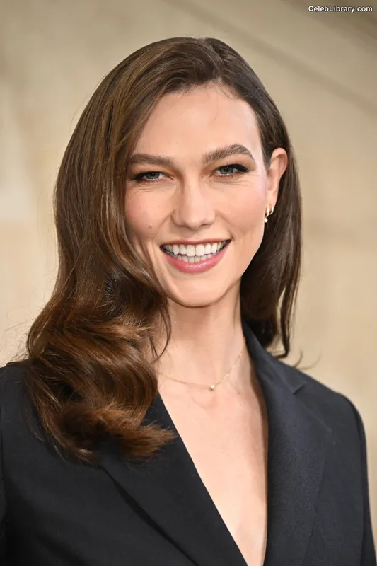 Karlie Kloss photo 9 of 303