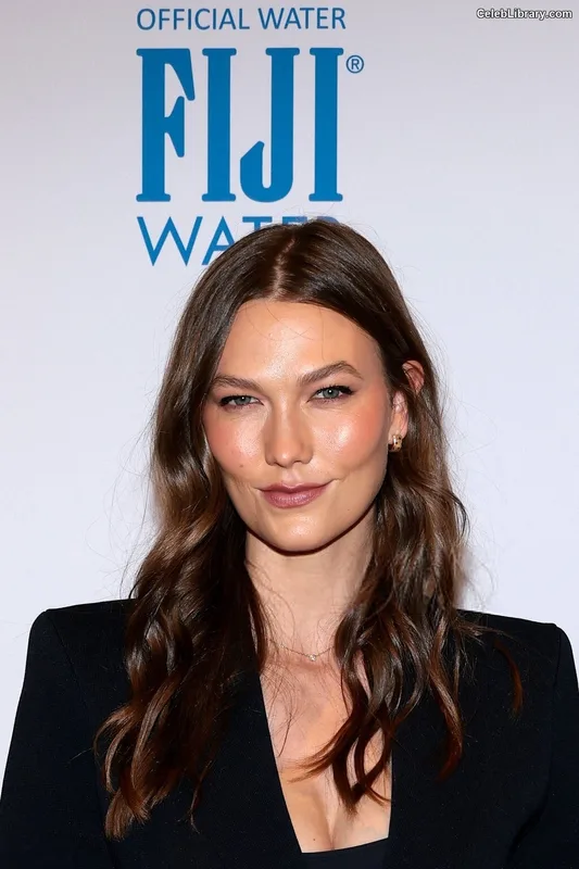 Karlie Kloss photo 8 of 303