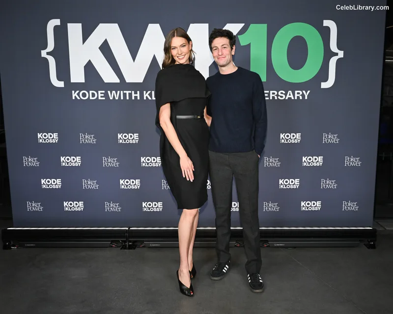 Karlie Kloss photo 15 of 303