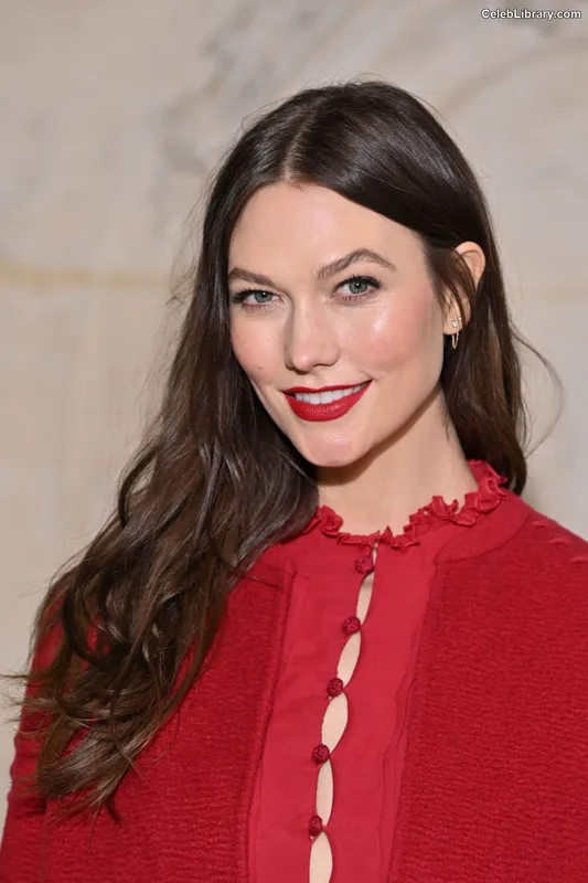 Karlie Kloss photo 1 of 303