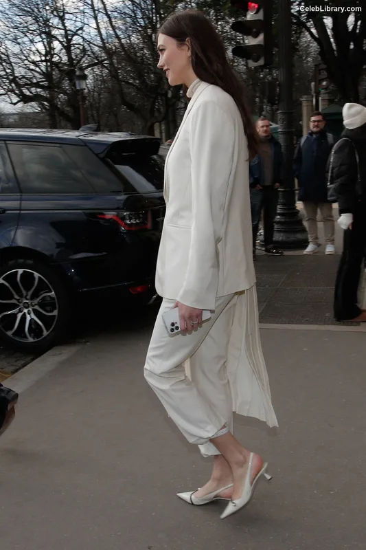 Karlie Kloss photo 7 of 303