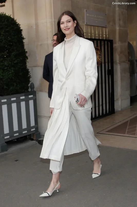 Karlie Kloss photo 8 of 303