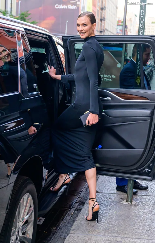 Karlie Kloss photo 24 of 303