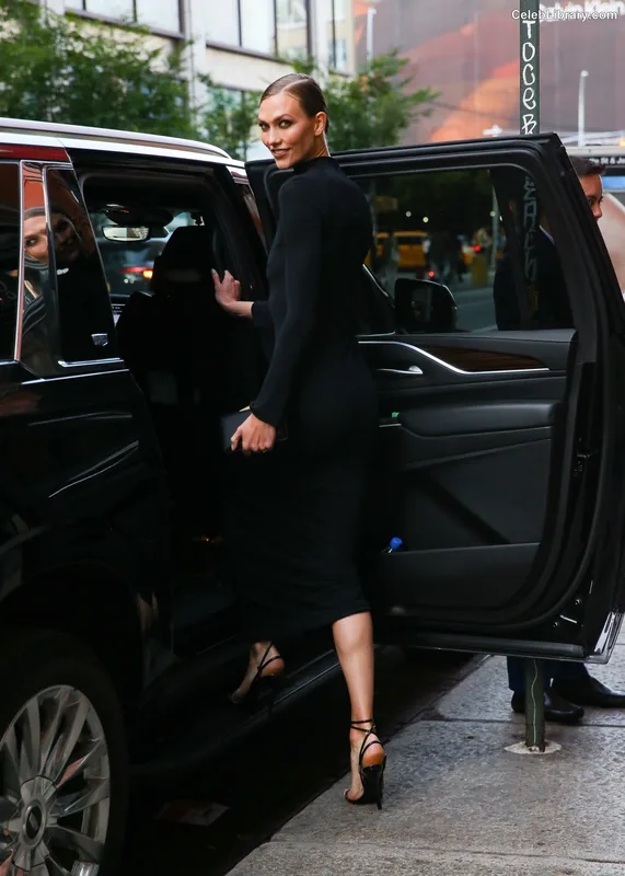 Karlie Kloss photo 3 of 303
