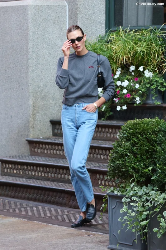 Karlie Kloss photo 4 of 303