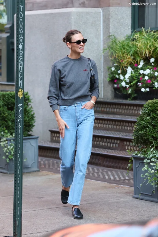 Karlie Kloss photo 8 of 303