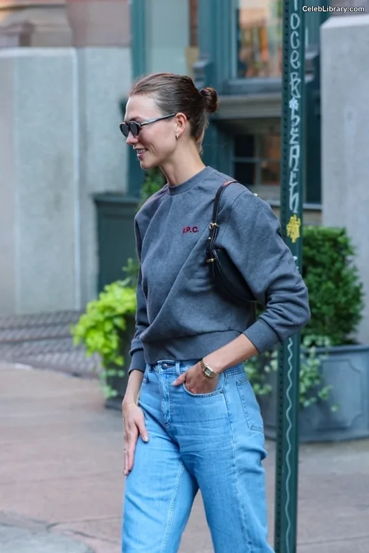 Karlie Kloss photo 11 of 303