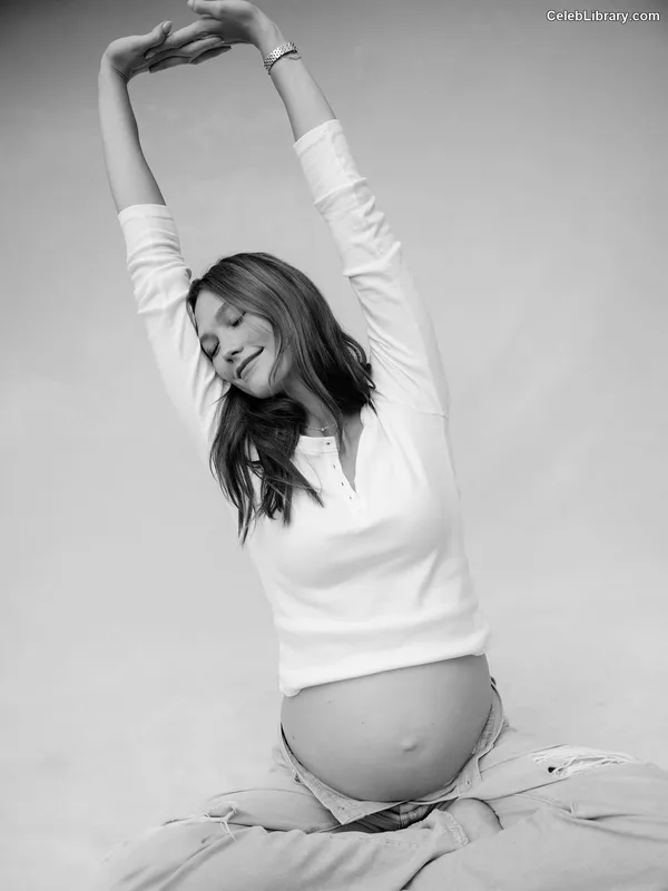 Karlie Kloss photo 11 of 303