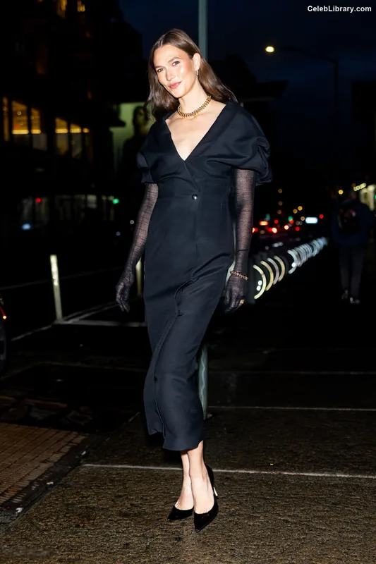 Karlie Kloss photo 3 of 303