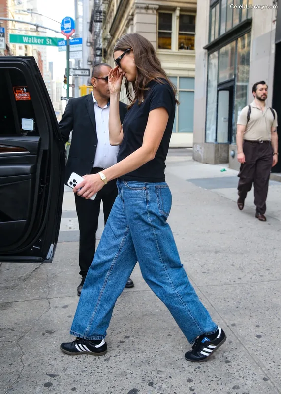 Karlie Kloss photo 4 of 303