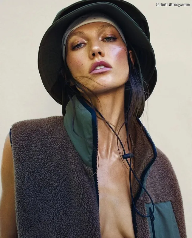 Karlie Kloss photo 15 of 303