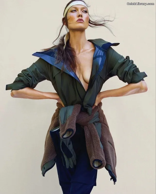 Karlie Kloss photo 17 of 303
