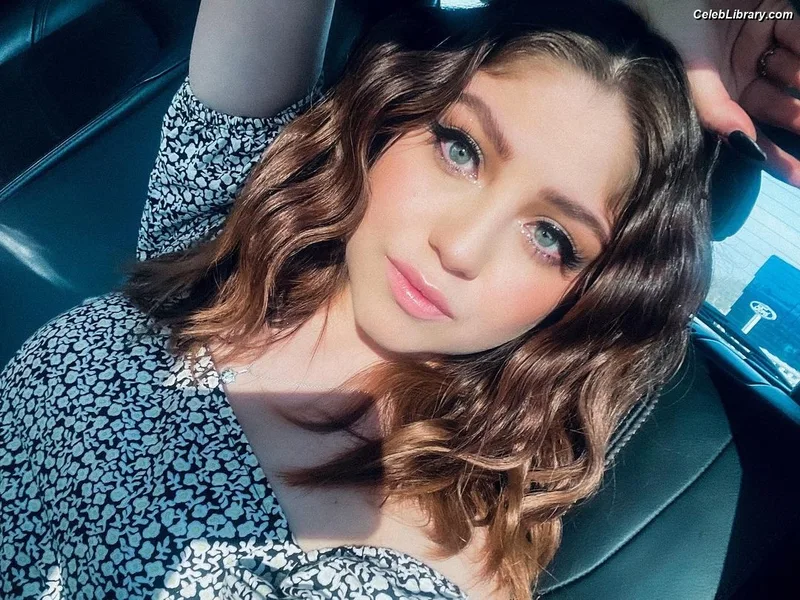 Karol Sevilla photo 3 of 5