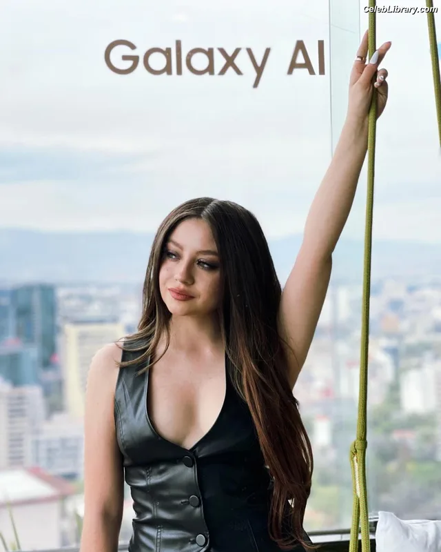 Karol Sevilla photo 4 of 5
