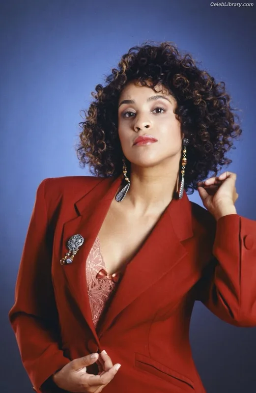Karyn Parsons photo 3 of 14