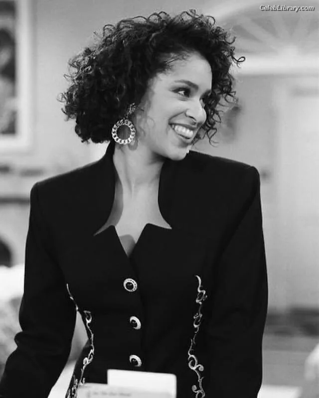 Karyn Parsons photo 6 of 14