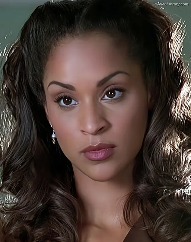 Karyn Parsons photo 10 of 14