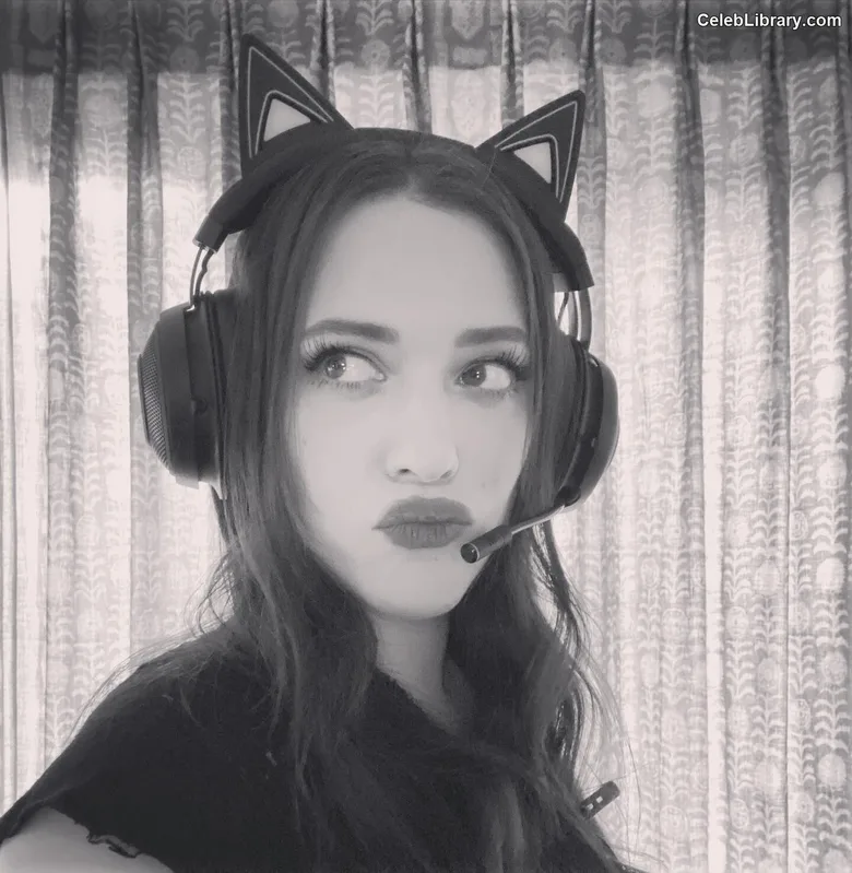 Kat Dennings photo 13 of 454