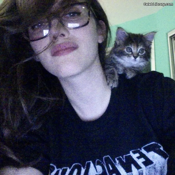 Kat Dennings photo 1 of 454