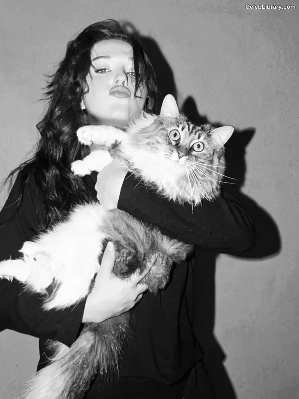 Kat Dennings photo 6 of 454