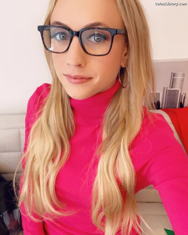 Kat Timpf photo 1 of 10