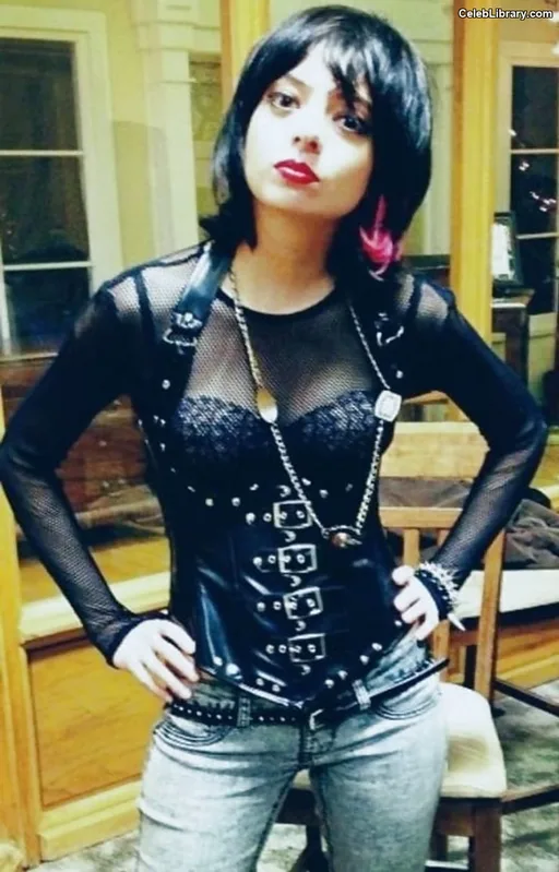 Kate Micucci photo 9 of 73