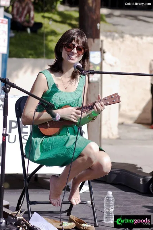 Kate Micucci photo 7 of 73