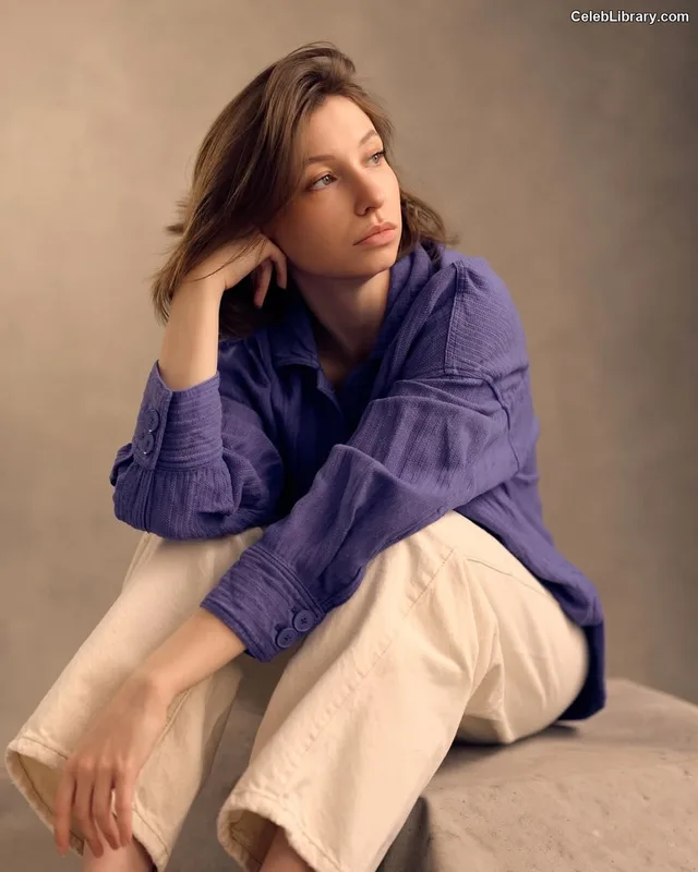Katelyn Nacon photo 2 of 142