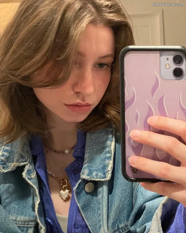 Katelyn Nacon photo 2 of 142