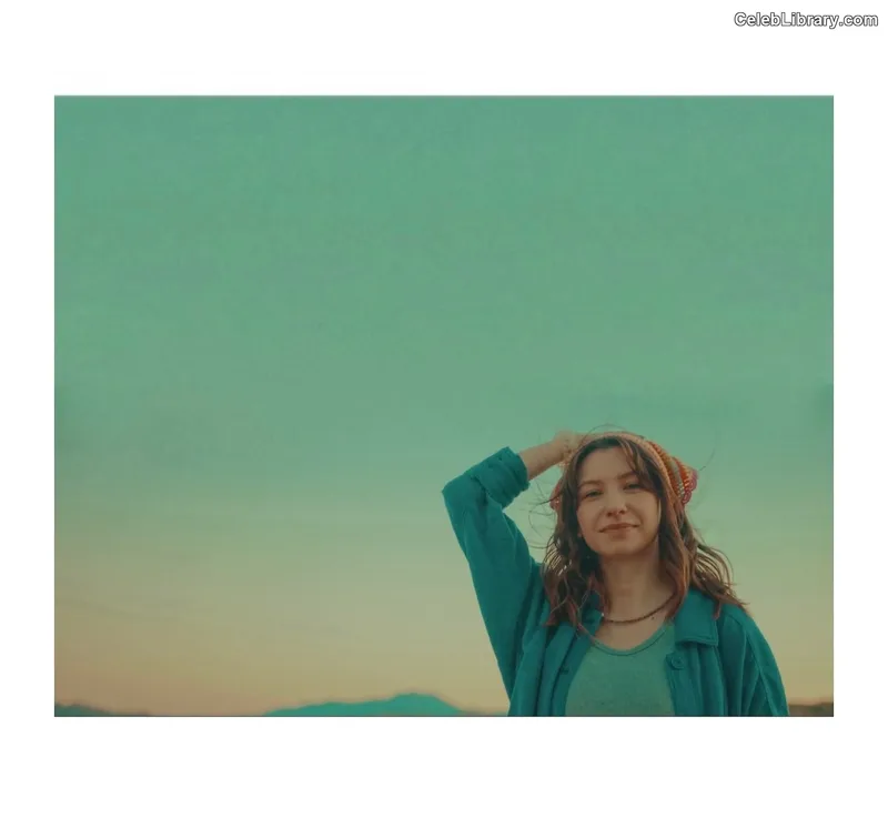 Katelyn Nacon photo 4 of 142