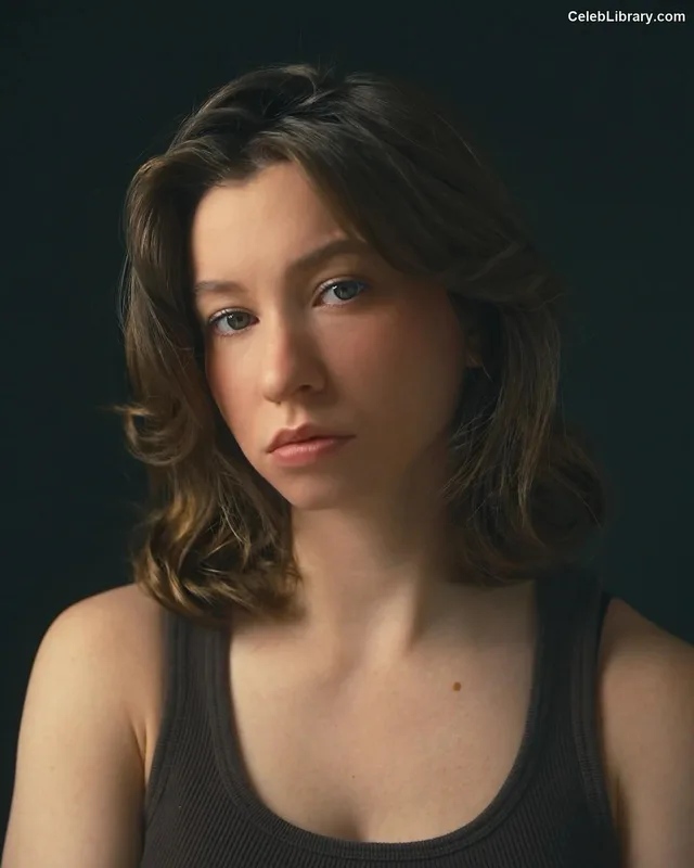 Katelyn Nacon photo 8 of 142