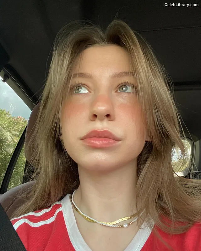 Katelyn Nacon photo 2 of 142