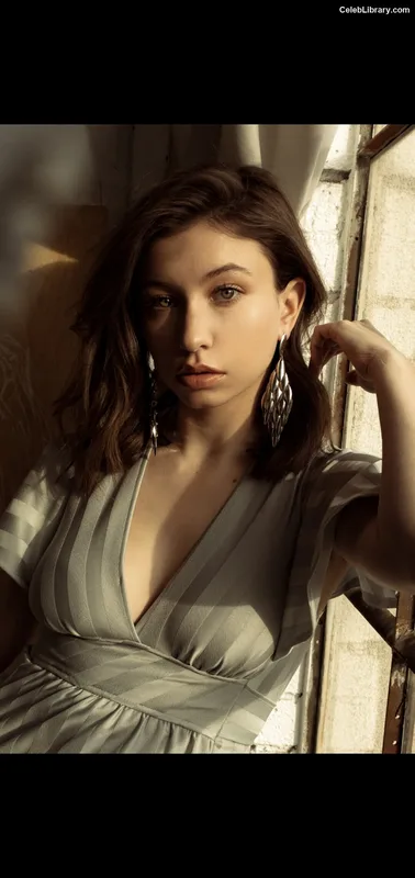 Katelyn Nacon photo 2 of 142