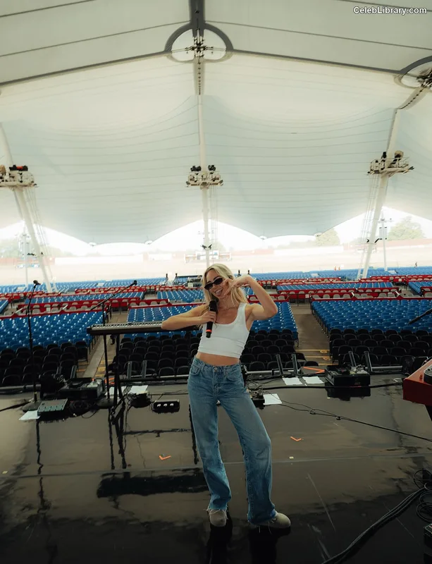 Katelyn Tarver photo 8 of 72