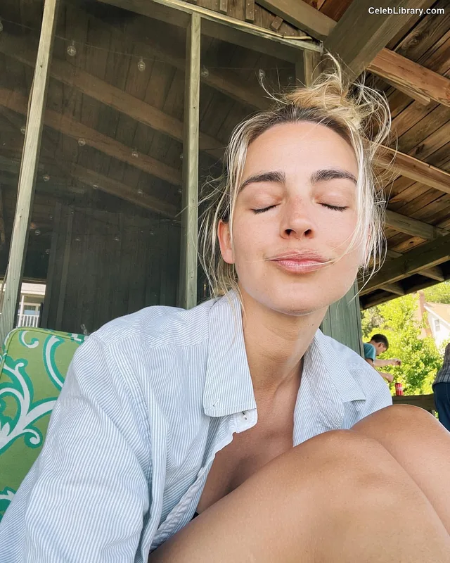 Katelyn Tarver photo 8 of 72
