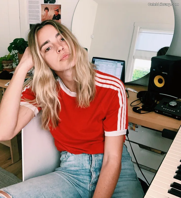 Katelyn Tarver photo 10 of 72