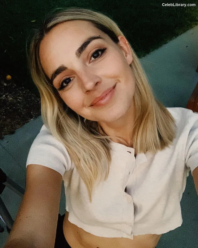 Katelyn Tarver photo 11 of 72