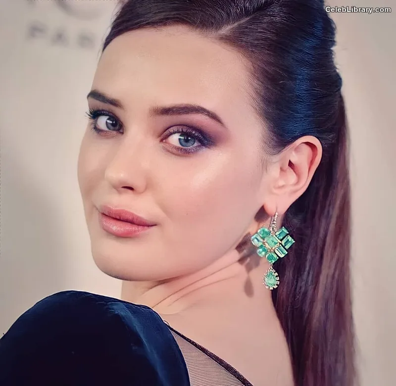 Katherine Langford photo 23 of 130