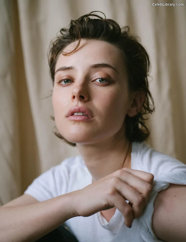 Katherine Langford photo 10 of 130