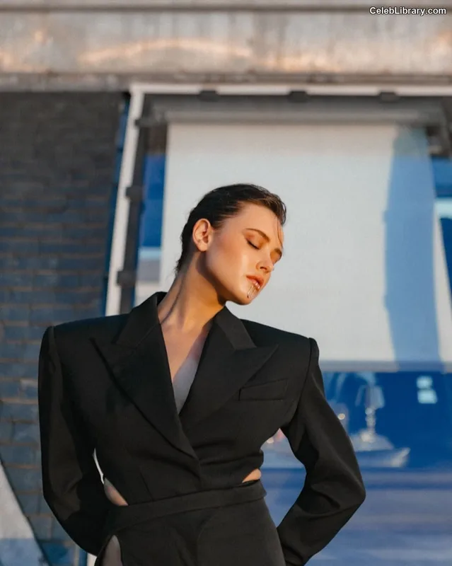 Katherine Langford photo 14 of 130