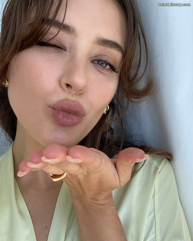 Katherine Langford photo 8 of 130