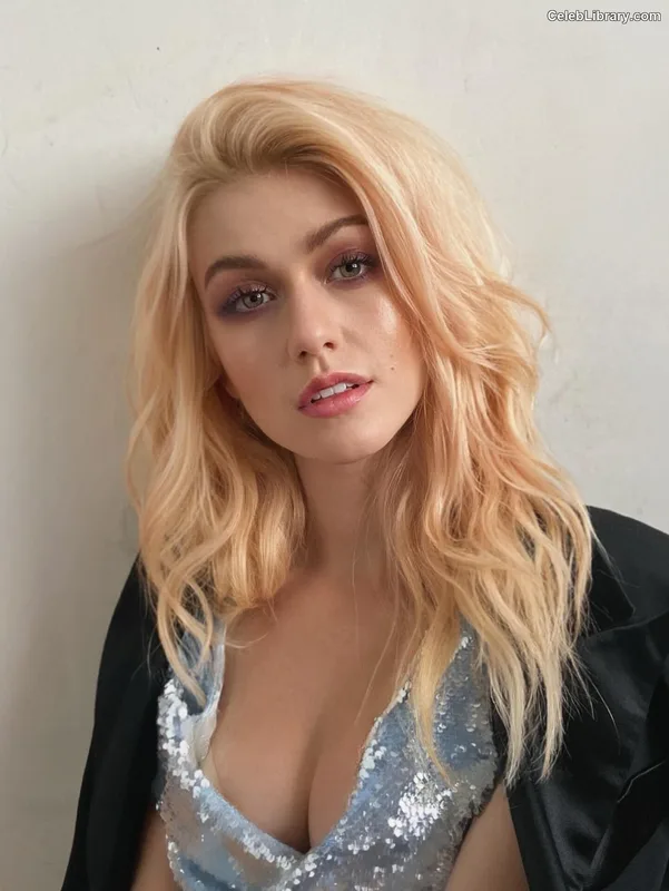 Katherine McNamara photo 8 of 758