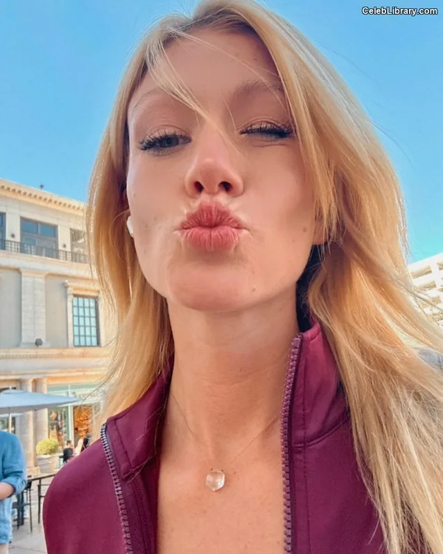 Katherine McNamara photo 15 of 758