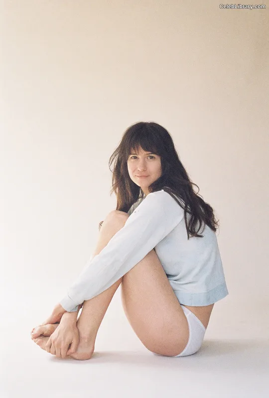 Katherine Waterston photo 16 of 90