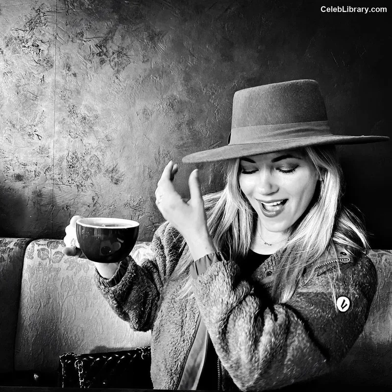 Katheryn Winnick photo 16 of 399