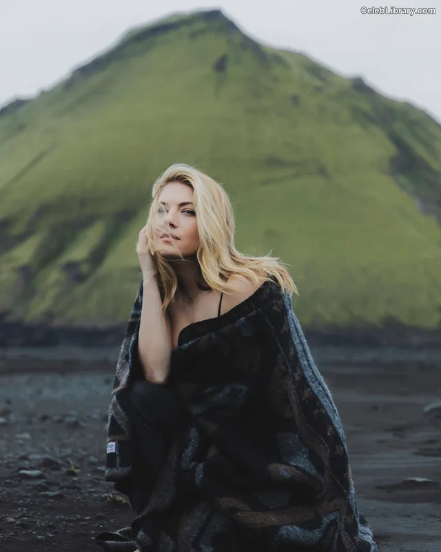 Katheryn Winnick photo 24 of 399