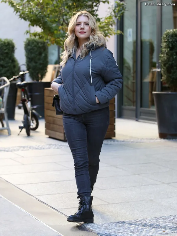 Katheryn Winnick photo 16 of 399