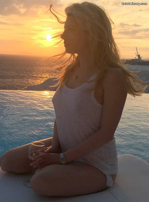 Katheryn Winnick photo 4 of 399