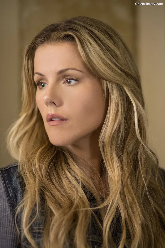 Kathleen Robertson photo 14 of 70